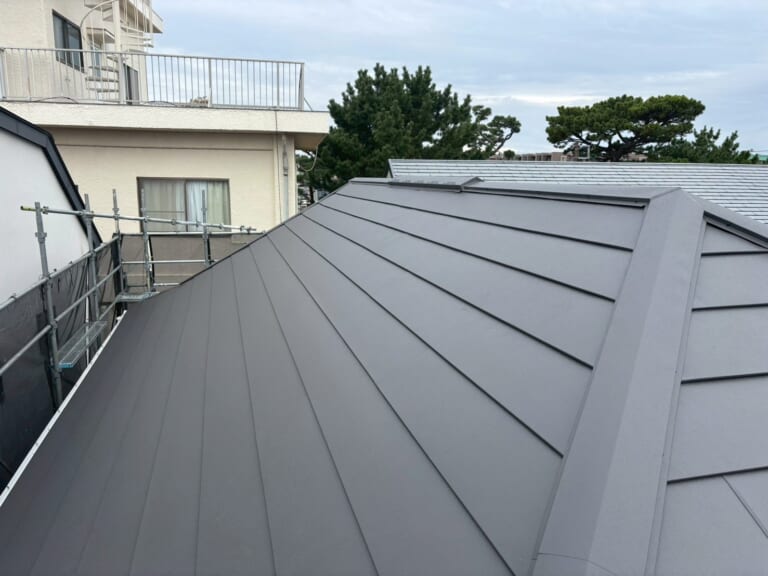 新しい屋根材を設置
