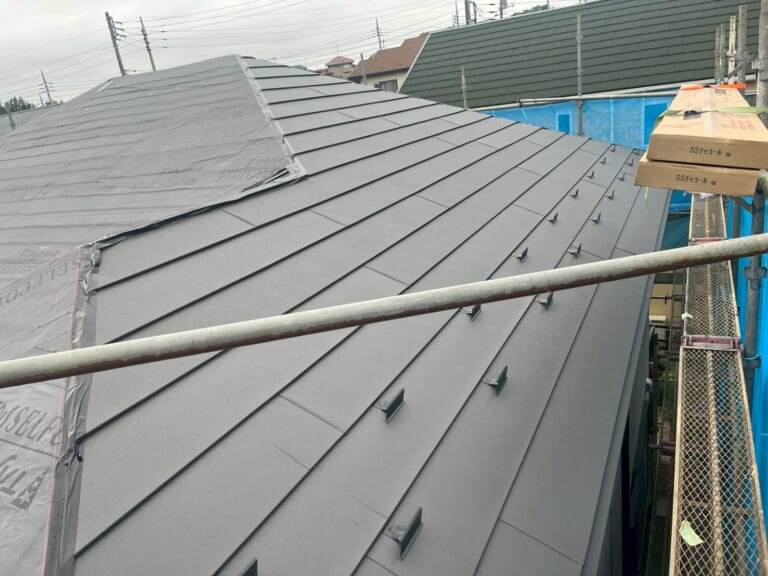 新しい屋根材を設置