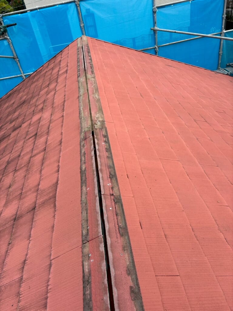 赤いスレート屋根