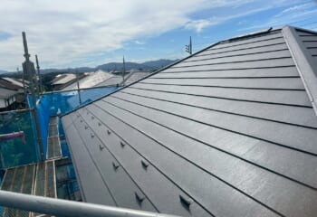 東京都江東区 - 色褪せた屋根をスーパーガルテクトで屋根リフォームと雨どいの交換