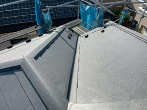 サムネイル画像 横浜市金沢区 - 雨樋交換と太陽光パネル脱着を含む葺き替え屋根工事
