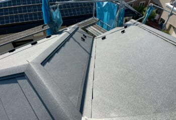 横浜市金沢区 - 雨樋交換と太陽光パネル脱着を含む葺き替え屋根工事