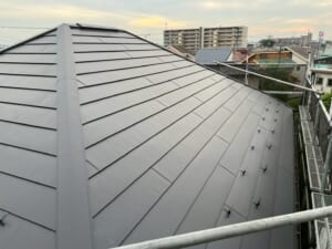 サムネイル画像 千葉県流山市-ノンアスベストの多面屋根をスーパーガルテクトフッ素でカバー工法