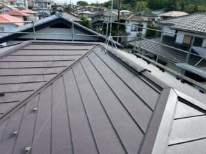 サムネイル画像 千葉県木更津市 - アンテナ転倒の影響により割れ、漏水が発生した瓦をスーパーガルテクトへ葺き替え工事