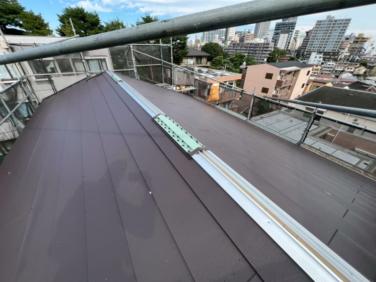 棟板金に金属下地を設置