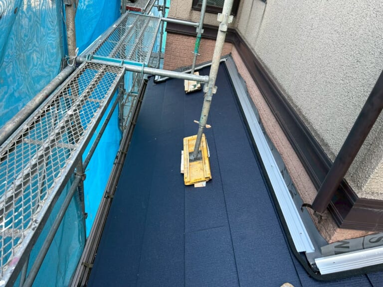 取り合い部はアルミの貫板を使用