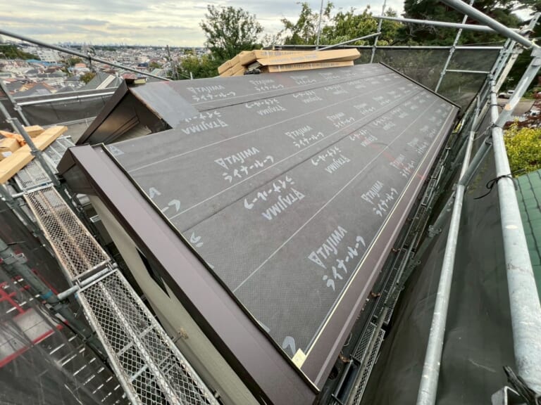 ルーフィングを敷く