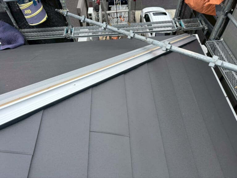 棟板金に金属下地を設置