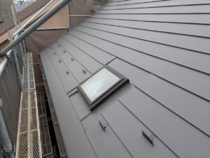 サムネイル画像 東京都三鷹市 - 天窓の屋根を耐久性抜群の屋根へ！スーパーガルテクトでカバー工法