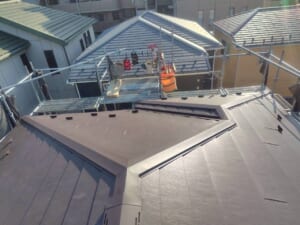 サムネイル画像 千葉県船橋市 - 古いスレート屋根をスーパーガルテクトフッ素でリフォームして再生