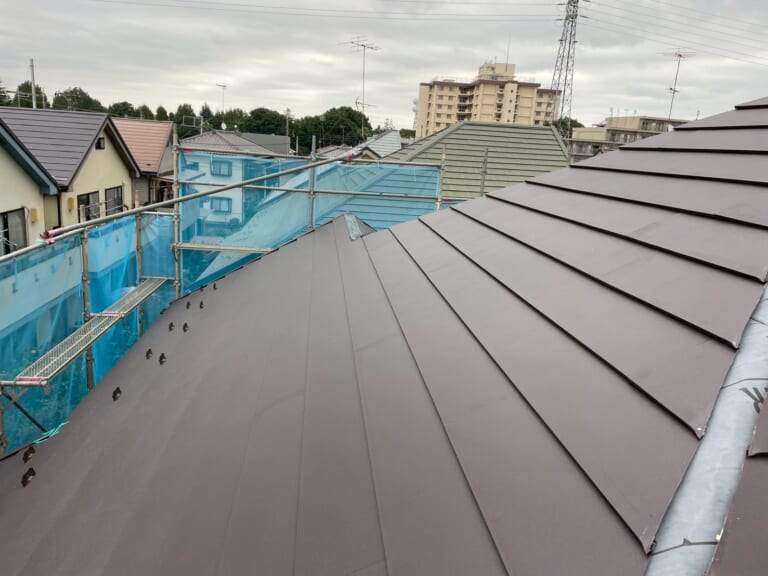 新しい屋根材を設置