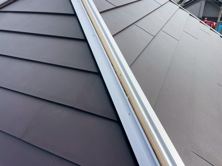 棟板金に金属下地を設置