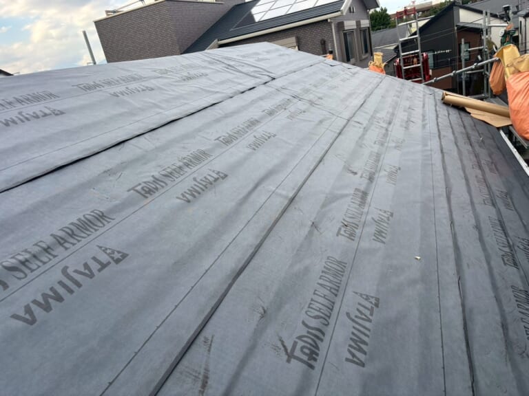 ルーフィングを敷く