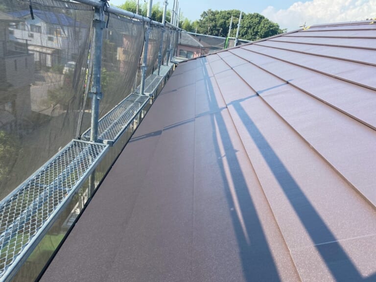 新しい屋根材を設置