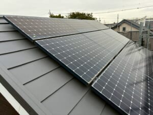 サムネイル画像 兵庫県尼崎市 - 太陽光パネルが付いたスレート屋根を金属屋根にリフォーム