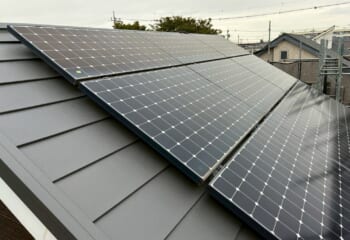 兵庫県尼崎市 - 太陽光パネルが付いたスレート屋根を金属屋根にリフォーム