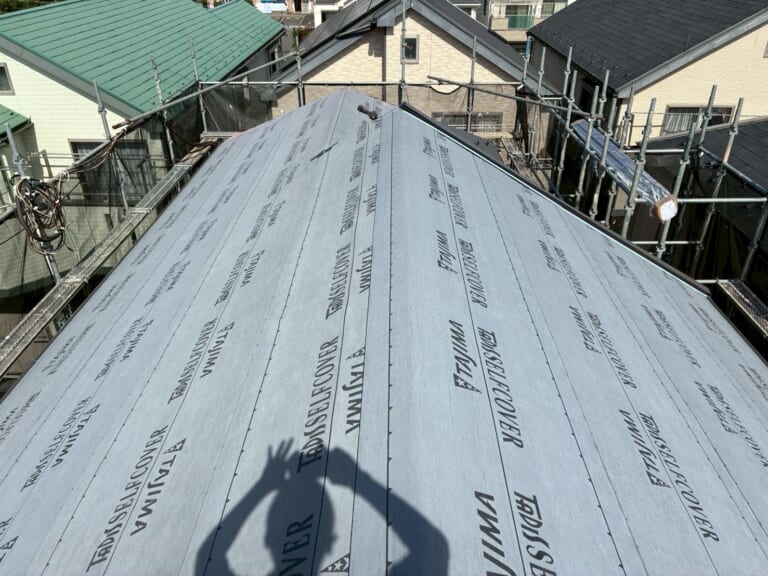 ルーフィングを敷く