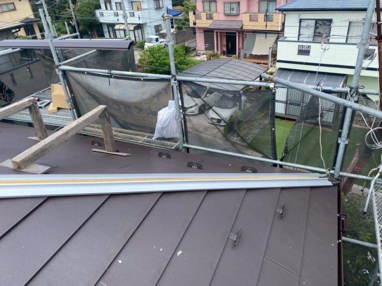 棟板金に金属下地を設置
