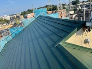 サムネイル画像 横浜市戸塚区 - ニチハ横暖ルーフαSで美しいグリーンに生まれ変わった屋根