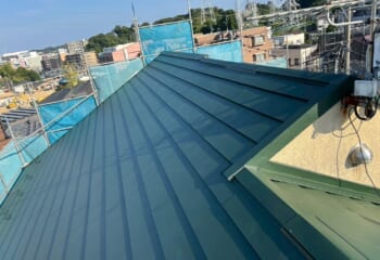 横浜市戸塚区 - ニチハ横暖ルーフαSで美しいグリーンに生まれ変わった屋根