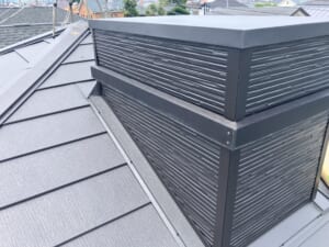 サムネイル画像 大阪府枚方市 - 雨漏りしやすい煙突を徹底補強した葺き替え工事で屋根リフォーム