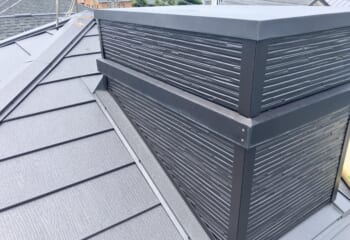 大阪府枚方市 - 雨漏りしやすい煙突を徹底補強した葺き替え工事で屋根リフォーム