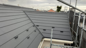 サムネイル画像 東京都北区 - 天窓撤去で雨漏り不安を解消！高耐久金属屋根への葺き替え工事