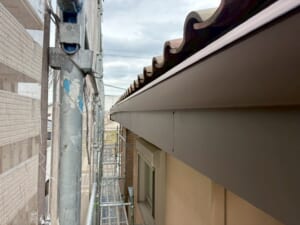 サムネイル画像 大阪府岸和田市-経年劣化した破風板を破風板板金巻き工事と既存雨樋をPanasonicのNF-１型ファインスケアに交換工事