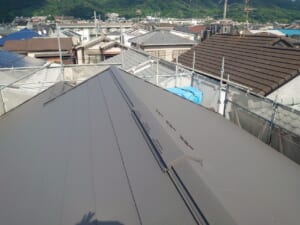 サムネイル画像 大阪府大東市-太陽光パネルを設置した築20年以上のノンアスベストスレート屋根をスーパーガルテクトを使用してカバー工法