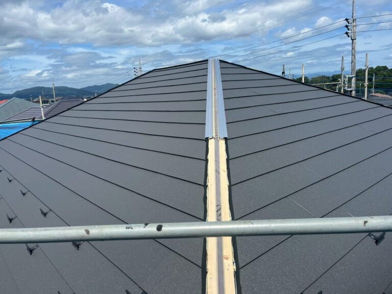 棟板金に金属下地を設置