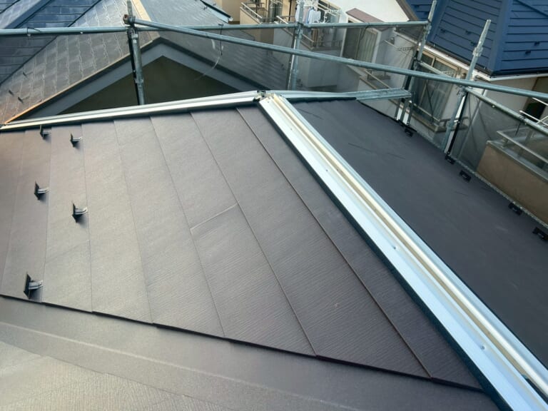 新しい屋根材を設置