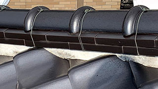 棟瓦のすき間にある 漆喰の交換