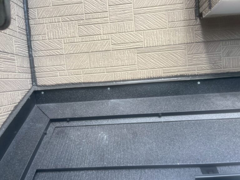 外壁と下屋根の取り合い部の板金施工