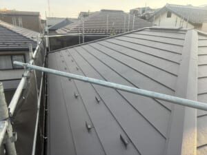 サムネイル画像 東京都品川区 - 劣化が目立つスレート屋根を高耐久のスーパーガルテクトで屋根修理