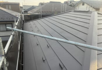東京都品川区 - 劣化が目立つスレート屋根を高耐久のスーパーガルテクトで屋根修理