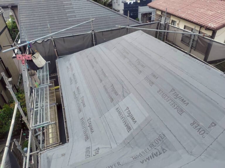 ルーフィングを敷く