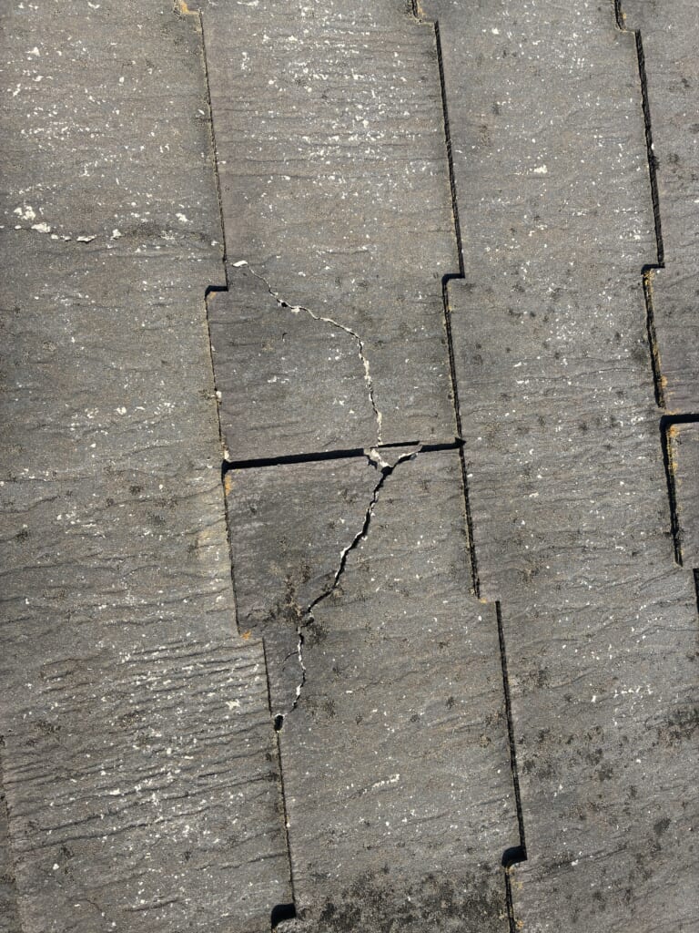 既存屋根のひび割れ