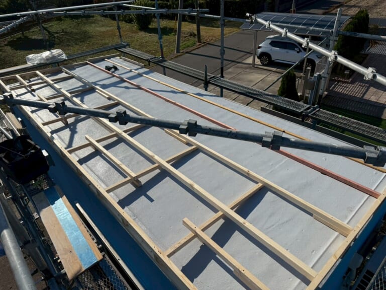 屋根に勾配をつける木下地施工