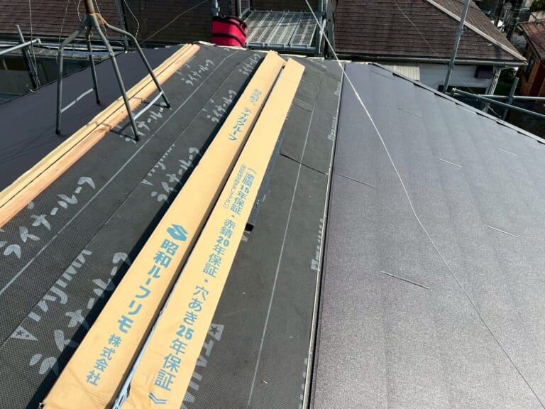 新しい屋根材を設置