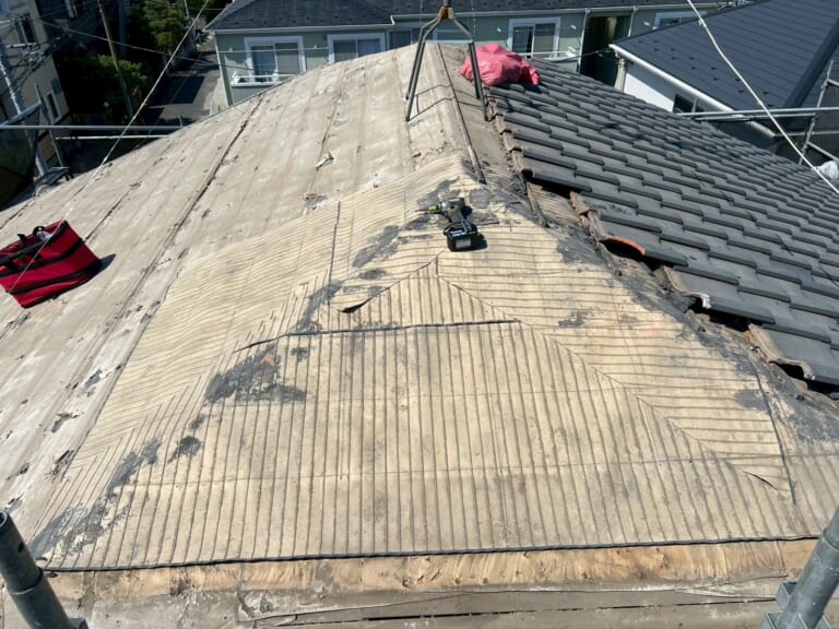 古い屋根材撤去