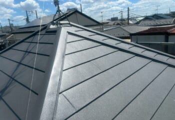 東京都品川区 - 色あせたスレート屋根を耐久性が高い金属屋根でリフォーム