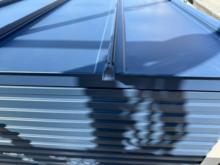 新しい屋根材を新設