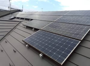 サムネイル画像 群馬県前橋市 - 太陽光パネルがある屋根の修理事例をご紹介！洗浄から再設置までの屋根リフォーム