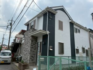 サムネイル画像 千葉県柏市 - スーパーガルテクトで屋根カバー工法及び幕板の板金巻き工事と外壁塗装