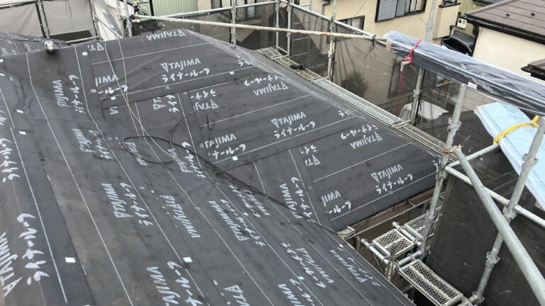 ルーフィングを敷く