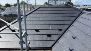 サムネイル画像 埼玉県上尾市 - スレート屋根のリフォーム事例をご紹介！スーパーガルテクトで高耐久の屋根に！