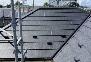埼玉県上尾市 - スレート屋根のリフォーム事例をご紹介！スーパーガルテクトで高耐久の屋根に！