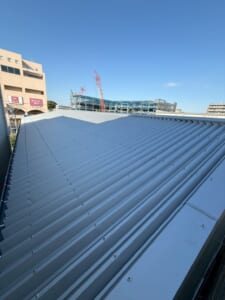 サムネイル画像 横浜市鶴見区 -小波スレート屋根を折板屋根を用いて葺き替え工事