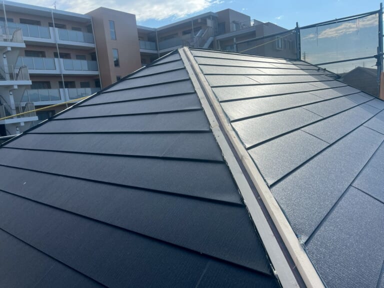 新しい屋根材を設置