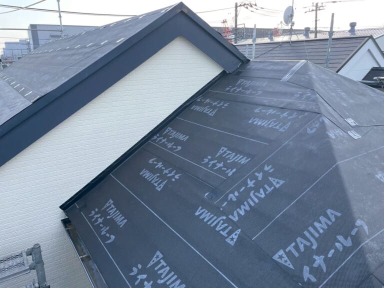 ルーフィングを貼る